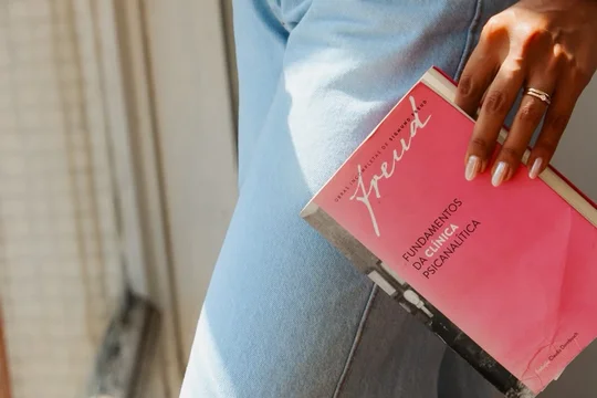 Representação de psicoterapia com poltrona confortável em luz natural